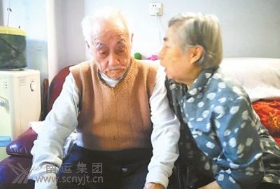 曹守成接受記者采訪(fǎng)時(shí),他的老伴當起了“翻譯”.jpg
